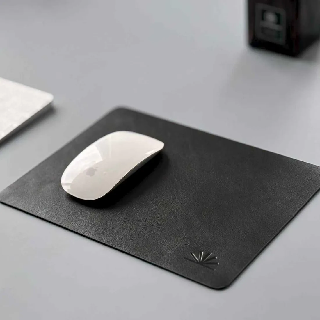 Napa 皮质鼠标垫 · 桌面斜视，Magic Mouse 在上
